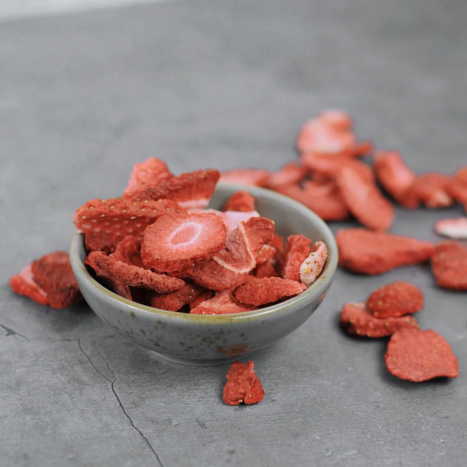 Bio-Erdbeerscheiben (gefriergetrocknet) Im Pfandeimer